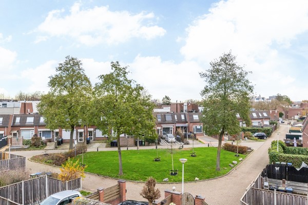 Foto - Te koop: Op goede, rustige en centrale locatie in Eikenderveld gelegen instapklare tussenwoning met 2 slaapkamers, berging op de begane grond en een dakterras. 